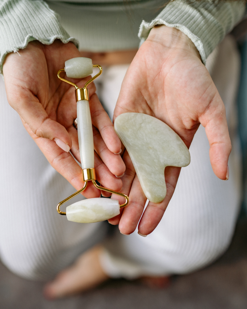 Aceites Naturales Para Mejorar Tu Piel: Guía Completa kit de masaje gua sha rodillo de jade y piedra guasha